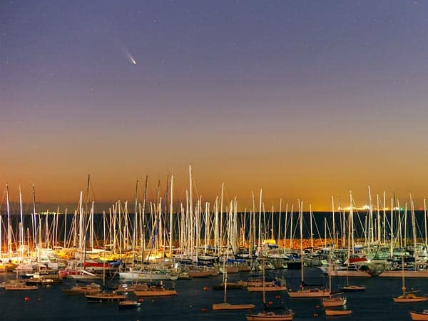 Komēta PanSTARRS krēslas stundā virs Melburnas AustrālijāFoto: Alex Cherney, TWAN