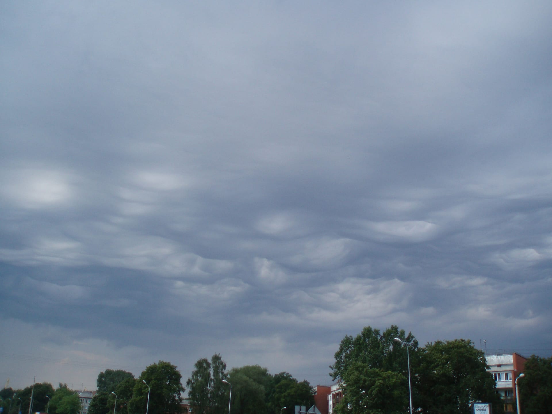 Undulatus Asperatus mākoņi virs Rīgas 15.08.2010. Vecmīlgrāvī